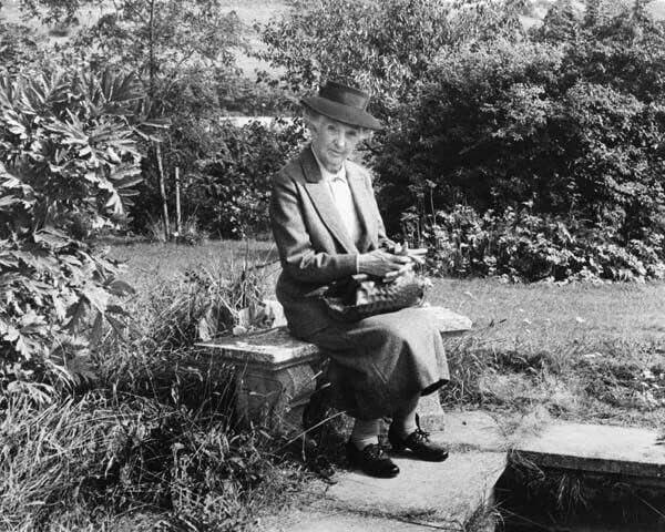 Joan Hickson ül a kertben, mint Miss Marple 1987-től a Nemezis epizód 8x10 fotó